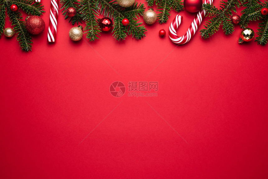 圣诞快乐和快乐边界在红色杉枝圣诞球和棒图片