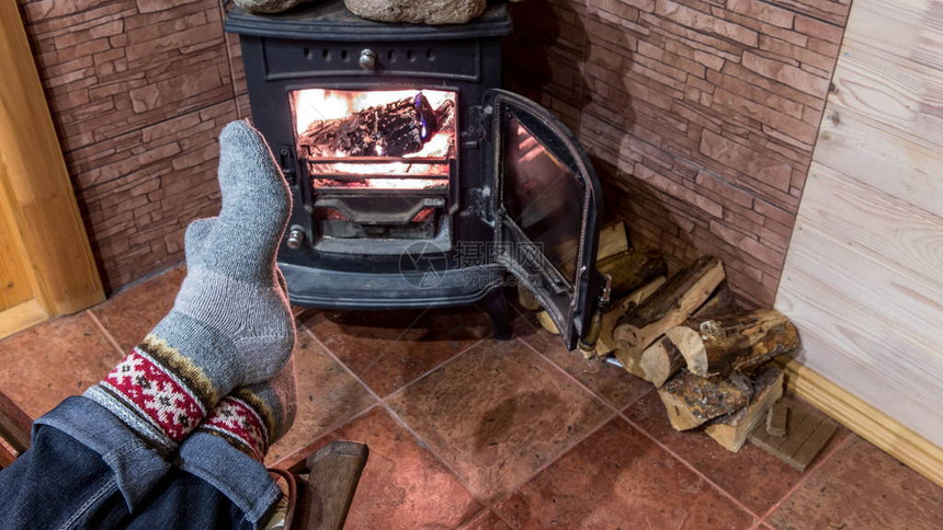 冬天圣诞节晚上在壁炉旁放松图片