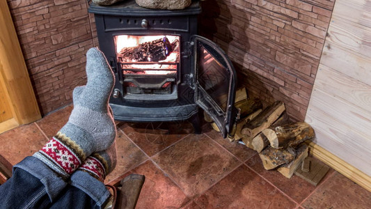 冬天圣诞节晚上在壁炉旁放松图片