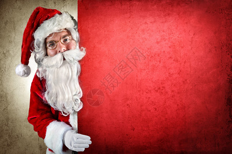 圣诞老人出现在广告牌后面背景图片