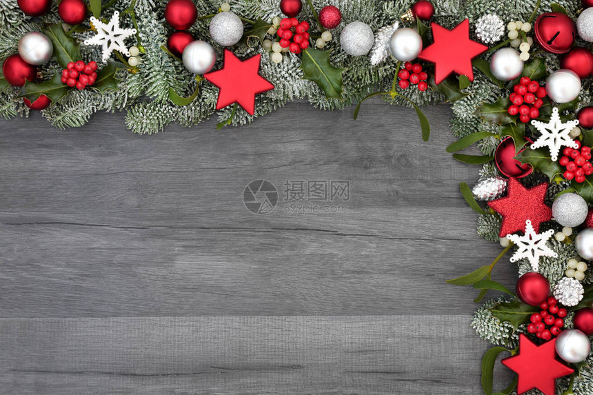 圣诞节日背景与恒星钟球和松果的边框交界图片