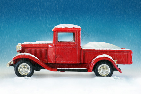 在雪背景的圣诞节红色皮卡车背景图片