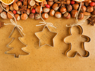 圣诞背景由坚果饼干剪饼和香料图片