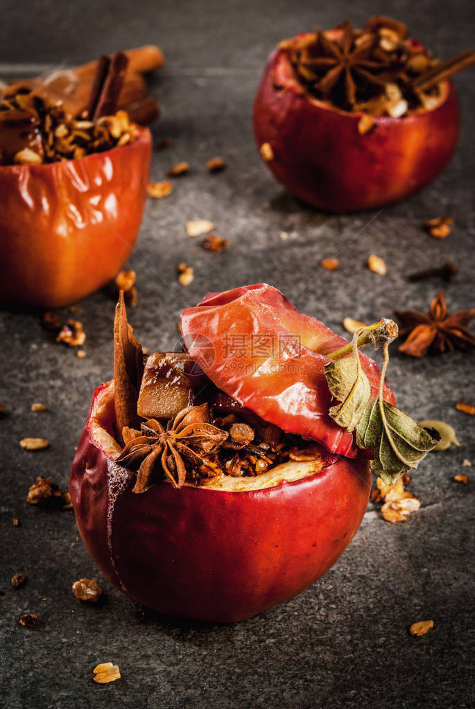 秋季食品谱烤苹果配有颗粒foffee和香料在黑石桌图片