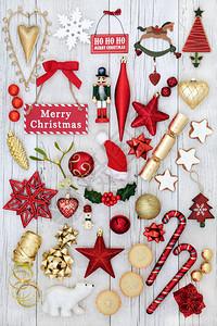 圣诞节的象征与摆设装饰冬青槲寄生肉馅饼姜饼干和苦恼的白色木图片