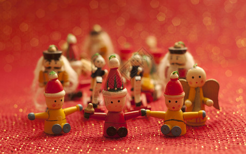 红色背景的圣诞玩具和圣图片