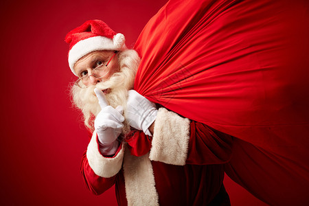 圣诞快乐圣诞老人带着礼物在红色背图片