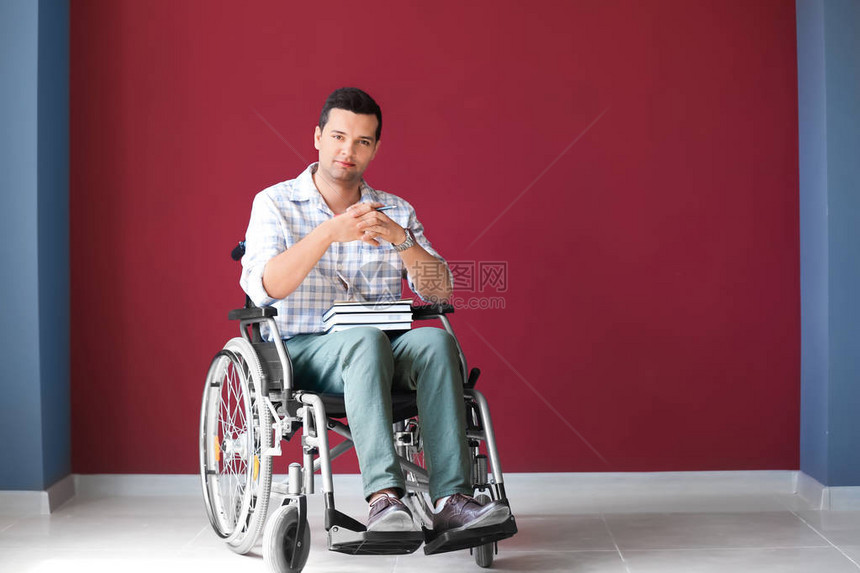 男教师坐在轮椅上书籍靠近彩图片