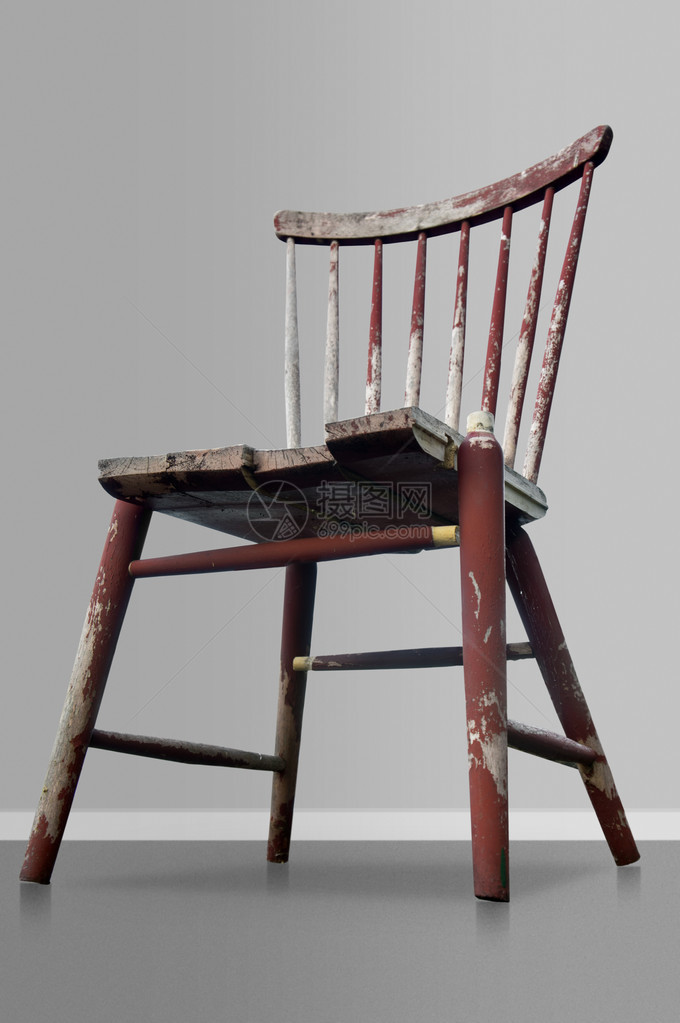 灰色背景中旧的红色木椅图片
