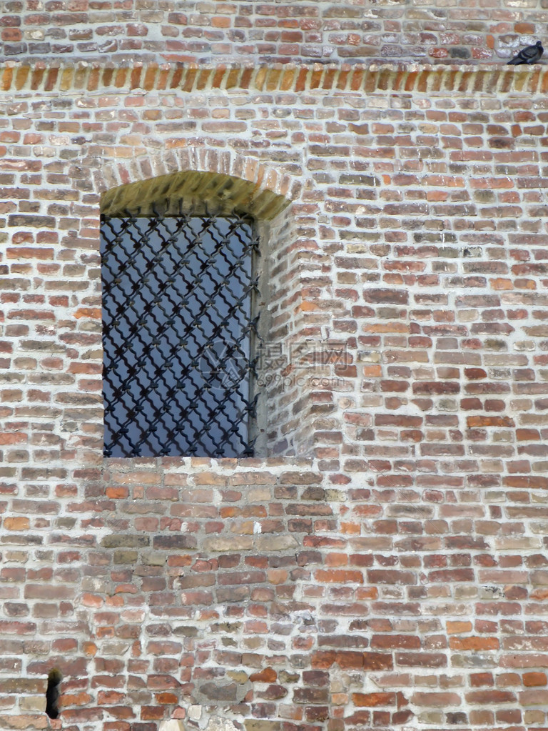 砖砌堡垒墙窗台上有装饰窗和鸟图片