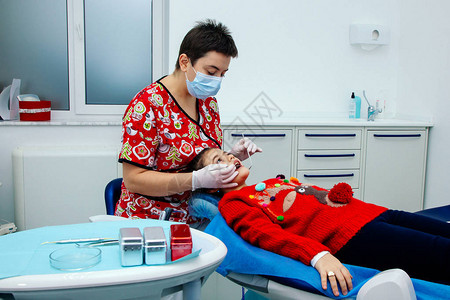 牙医妇女在圣诞节和新年前身着节日服装图片