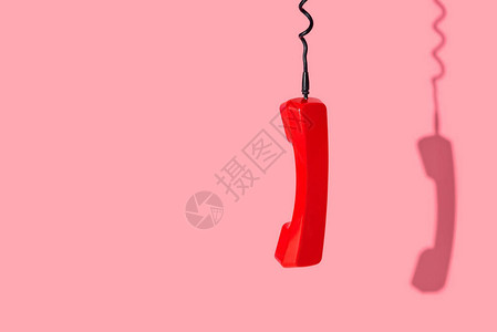 粉红色背景上的旧电话听筒视图图片