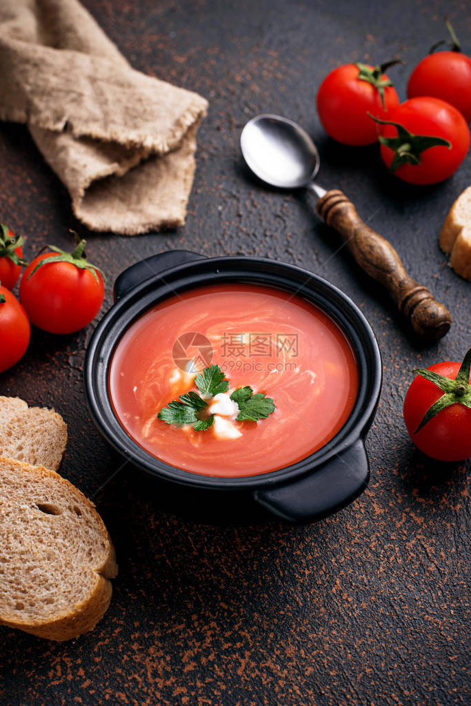 炖锅中的番茄汤gazpacho图片