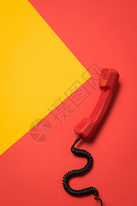 红色电话收听机的近视带卷背景图片
