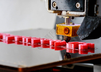 3D打印机将3D技术字词打印成红图片