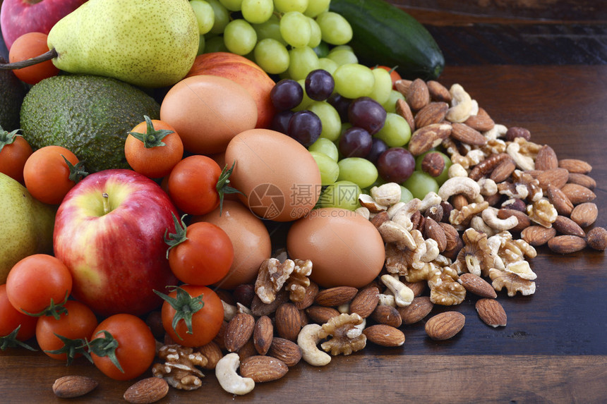 健康饮食与新鲜水果苹果梨鳄梨葡萄鸡蛋坚果西红柿黄瓜在质图片