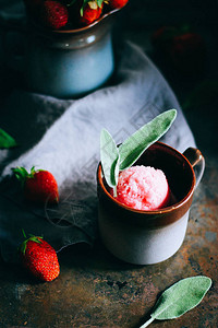 新鲜浆果杯中的草莓冰淇淋背景图片