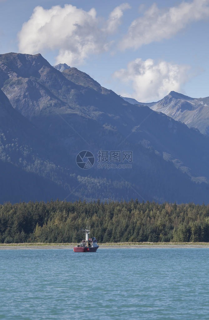 夏季在东南阿拉斯加冰川点附近的红商业渔船上图片