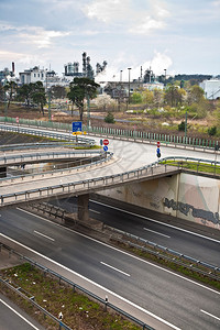 高速公路上有很多汽车在动图片