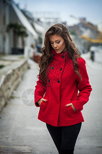 穿着红色短外套在城市户外肖像穿红色短大衣的年轻漂图片