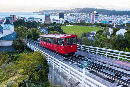 惠灵顿著名的有线车驶向新西兰惠灵顿的图片