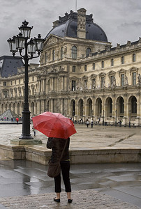 在巴黎的雨天图片