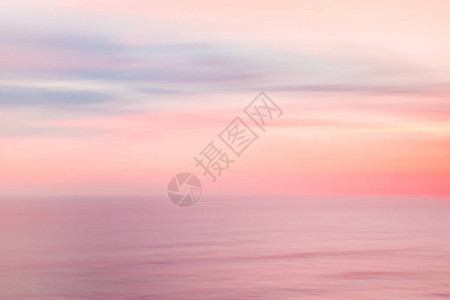 日出天空和海洋自然背景的焦点被淡化模图片