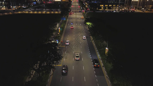 大城市中心的夜间交通运动图片