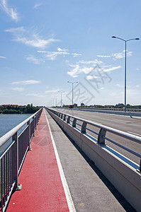 桥上的自行车和步行线以图片