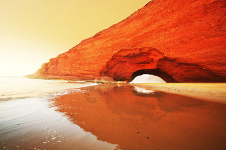 摩洛哥海滩上的拱形岩层图片