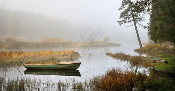 秋季期间的河流和小船场景图片