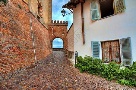 意大利巴罗洛中世纪城堡的房屋和砖墙之间狭图片
