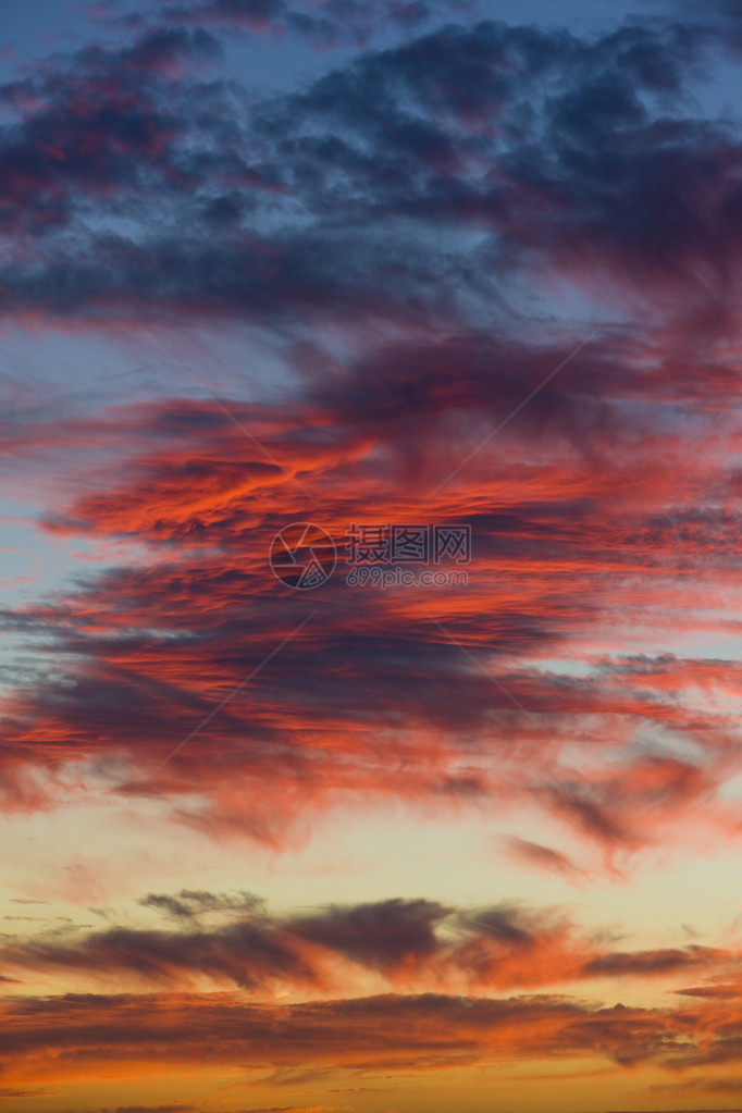 日落时的云图片