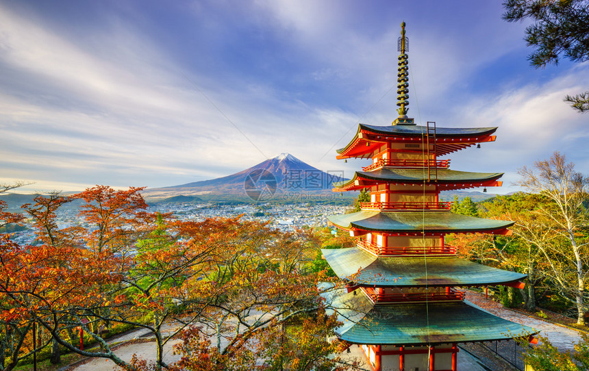 秋天日出时富士山与丘里托塔寺同图片