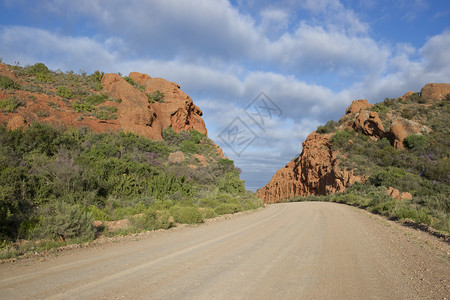 南非西开普西部Oudtshourn地区红色食堂的裂痕路面图片