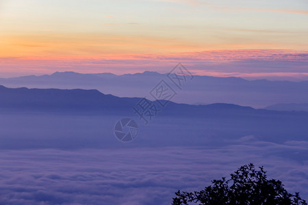 黎明时分的彩雾和云彩图片