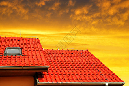 有瓦屋顶的屋背景图片