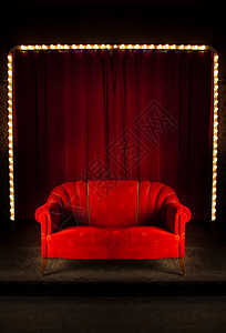 红幕室和前面的沙发在剧院舞台图片