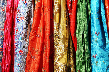 一堆传统五颜六色的阿拉伯围巾图片