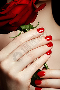 修指甲美丽的修剪整齐的女人的手与红色指甲油美丽的红色修指甲指甲上有红色指甲油的女孩指甲上亮红色的指甲油背景图片