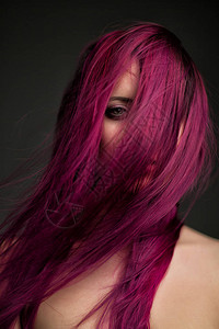 穿着紫色头发的有魅力美女很有背景图片