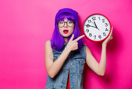 粉红背景紫色头发和大时钟的年轻图片