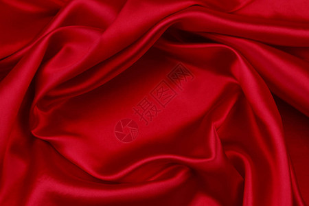 红色丝绸上的涟漪特写图片