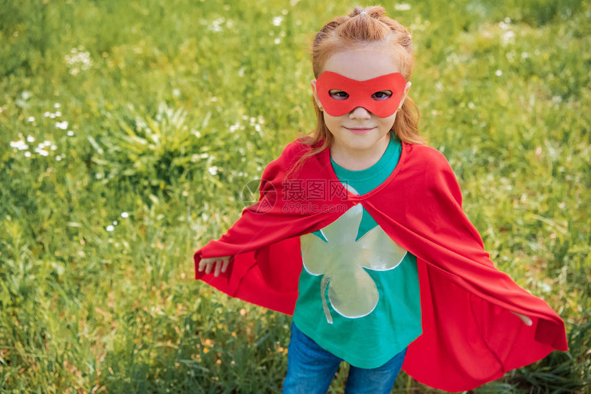 穿着红色超级英雄面具和披风的可爱孩子图片