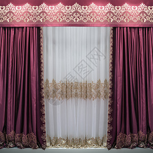 边紫色窗帘上面有首饰和白色的半透图片