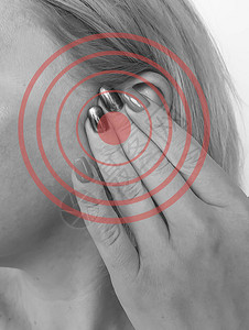 女人耳朵受伤听力下降图片