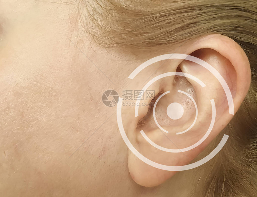 女人伤耳朵听力损失图片