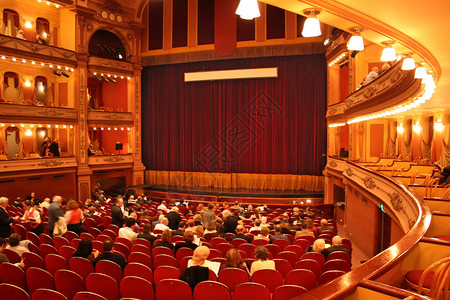 有一些观众的古典剧院图片