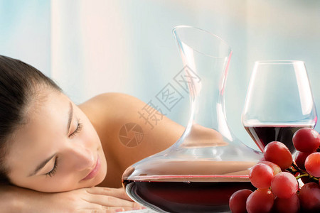 女孩躺在葡萄酒温泉里图片