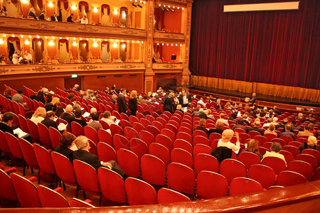 有一些观众的古典剧院图片